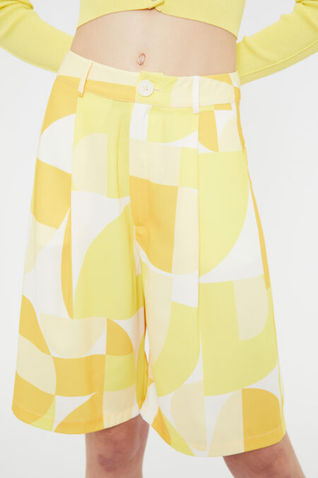 Yellow geometric print wide-leg Bermuda shorts